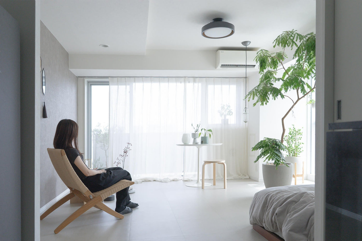 植物とともに、必要なものだけで暮らす。心地よい余白のある部屋