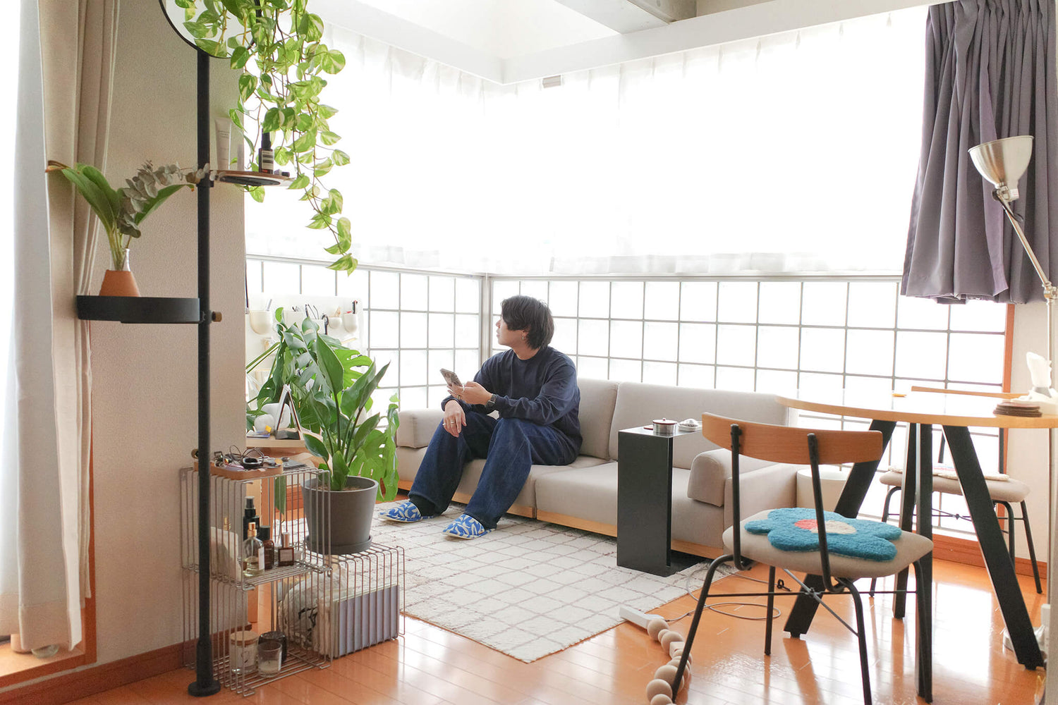 メゾネットの吹き抜けに差す光と、植物と部屋にフィットする家具で整える二人暮らし
