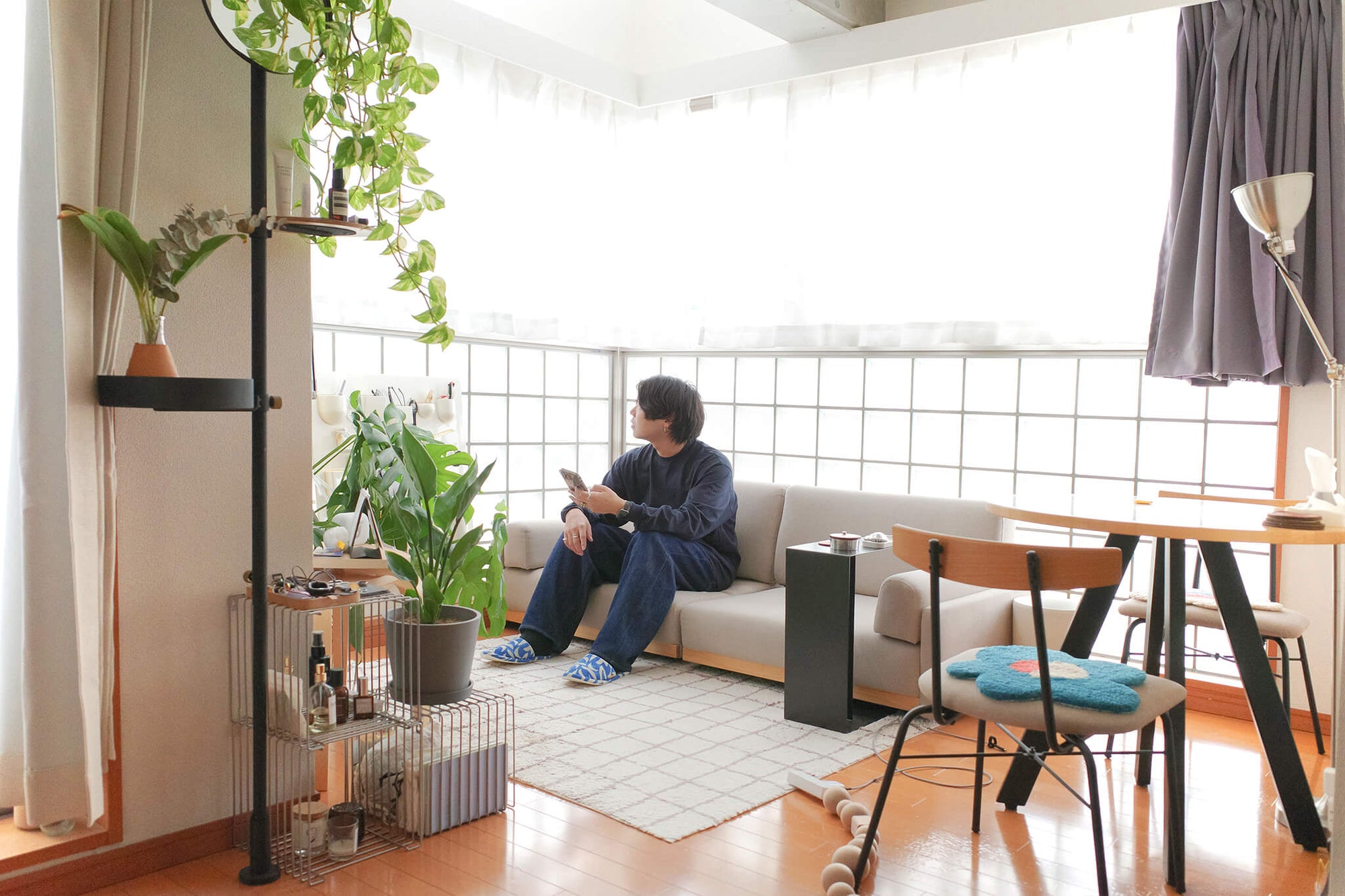 メゾネットの吹き抜けに差す光と、植物と部屋にフィットする家具で整える二人暮らし