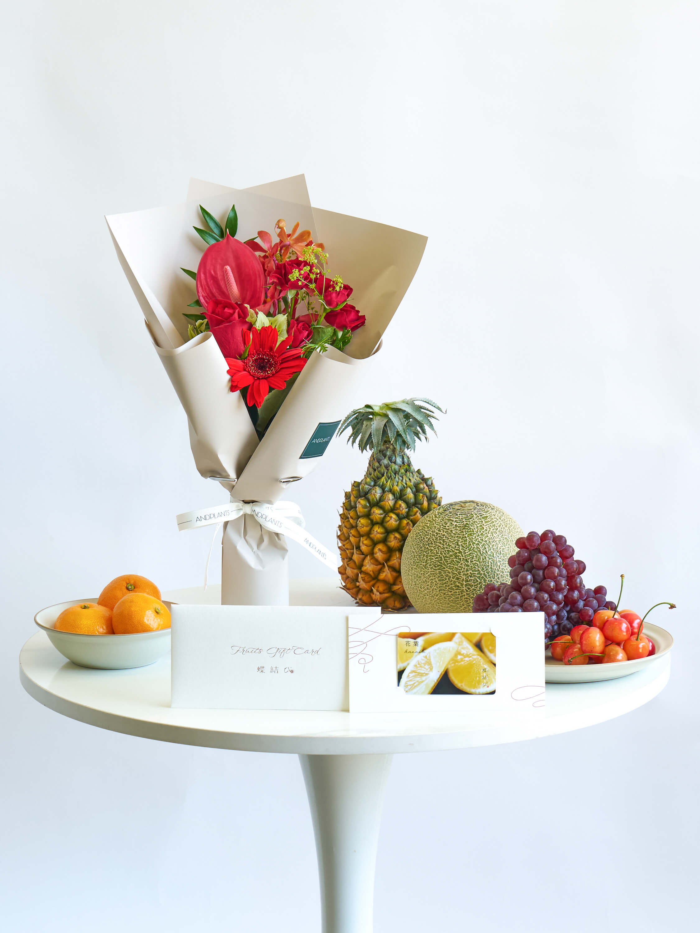 蝶結び フルーツギフトカードと季節の花束 S レッドのセット