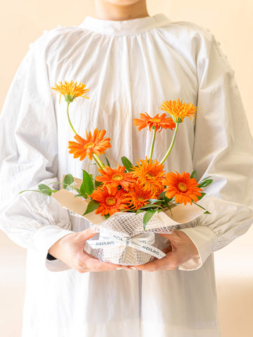 ガーベラのアレンジ 12本 - オレンジ -