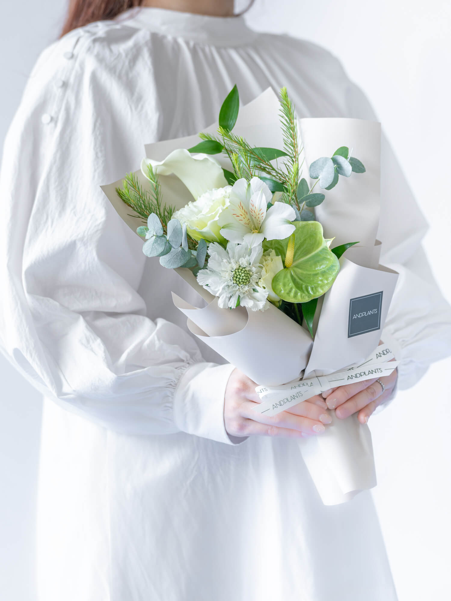 【誕生日ギフト】 フローリストにおまかせ 季節の花束 S - グリーン&ホワイト -