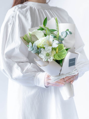 【誕生日ギフト】 フローリストにおまかせ 季節の花束 S - グリーン&ホワイト -