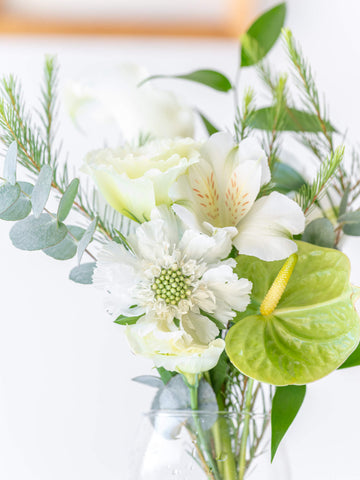 【誕生日ギフト】 フローリストにおまかせ 季節の花束 S - グリーン&ホワイト -