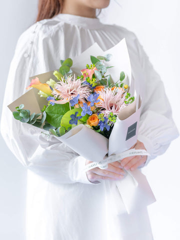 【誕生日ギフト】 フローリストにおまかせ 季節の花束 M - ミックス -