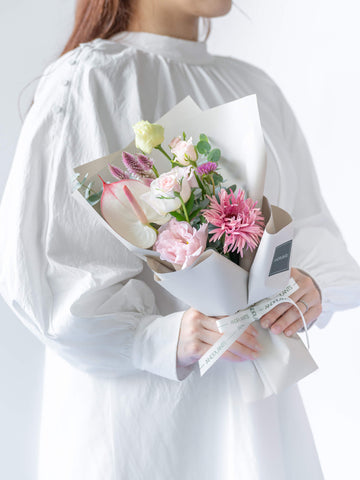 【誕生日ギフト】 フローリストにおまかせ 季節の花束 S - ピンク -