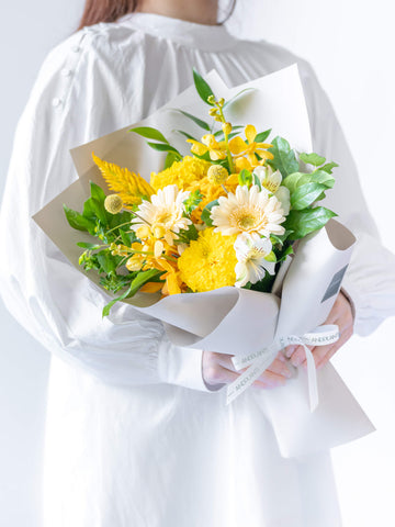 【誕生日ギフト】 フローリストにおまかせ 季節の花束 M - イエロー -