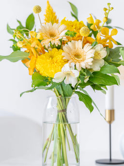 フローリストにおまかせ 季節の花束 M - イエロー -