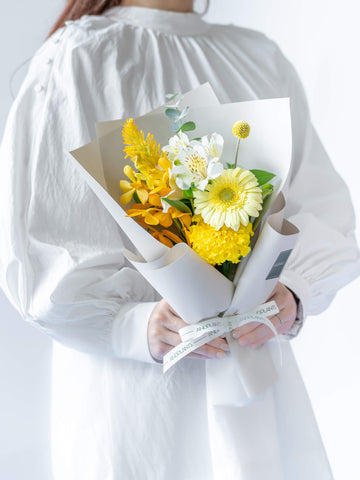 【誕生日ギフト】 フローリストにおまかせ 季節の花束 S - イエロー -