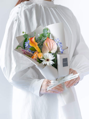 【誕生日ギフト】 フローリストにおまかせ 季節の花束 S - ミックス -