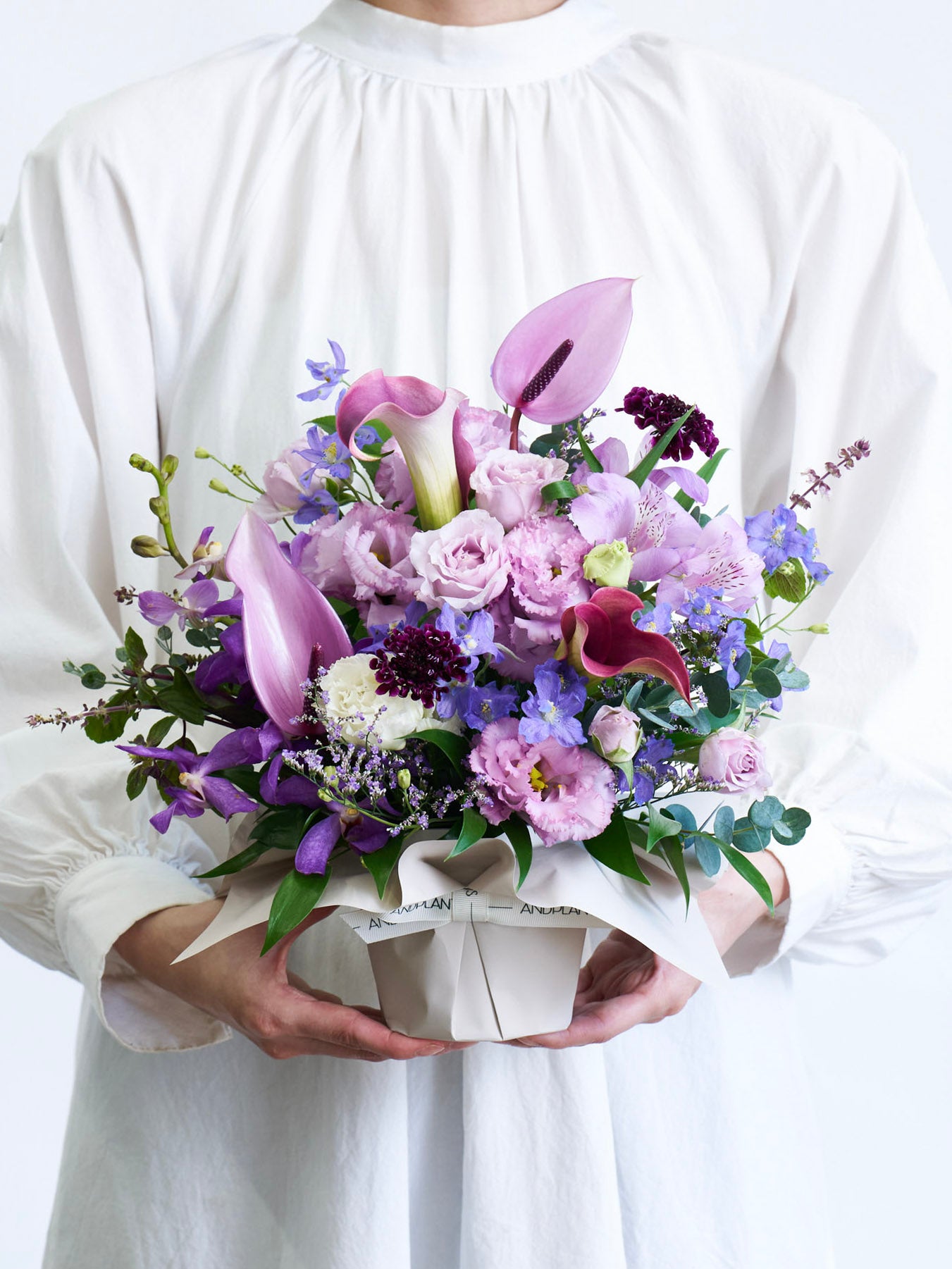 季節のおまかせ生花アレンジ M - パープル -