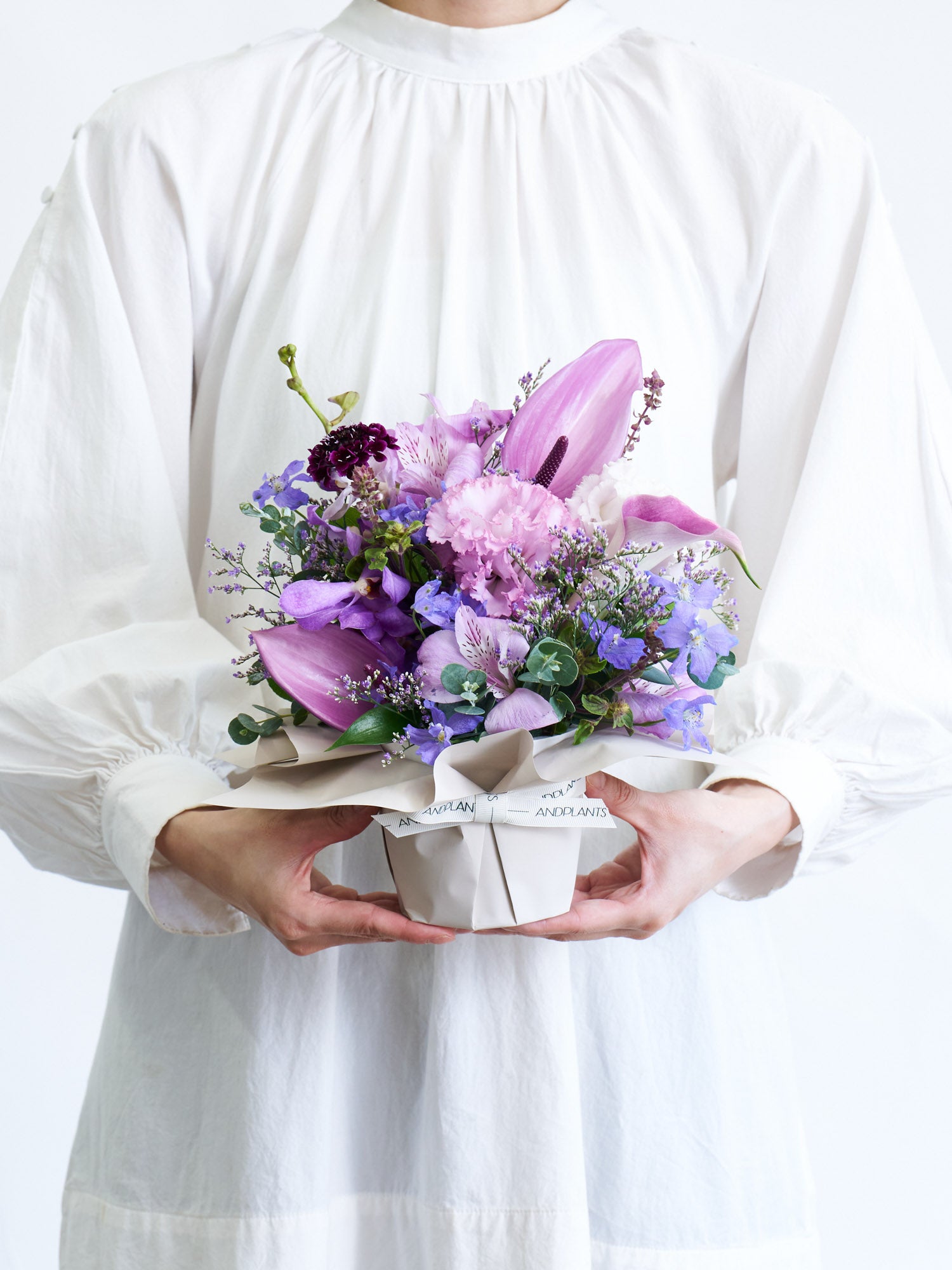 季節のおまかせ生花アレンジ S - パープル -