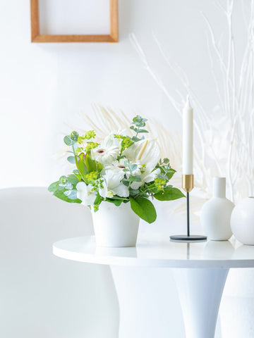 【誕生日ギフト】季節のおまかせ生花アレンジ S - グリーン&ホワイト -