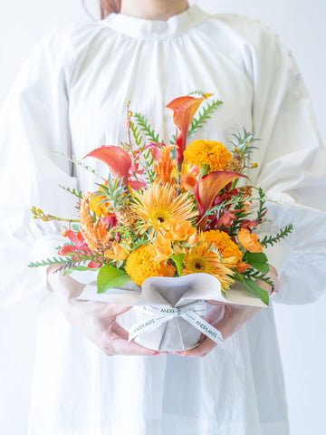 季節のおまかせ生花アレンジ M - オレンジ -