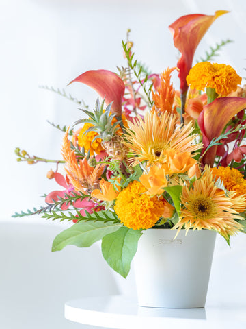 【誕生日ギフト】季節のおまかせ生花アレンジ M - オレンジ -