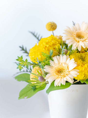 【誕生日ギフト】季節のおまかせ生花アレンジ S - イエロー -