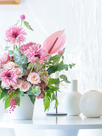 【誕生日ギフト】季節のおまかせ生花アレンジ M - ピンク -