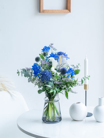 【誕生日ギフト】 フローリストにおまかせ 季節の花束 M - ブルー -