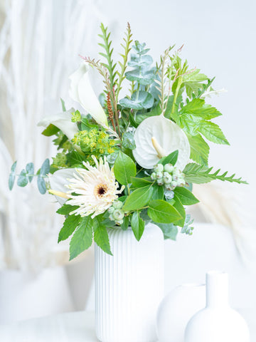 【誕生日ギフト】 フローリストにおまかせ 季節の花束 M - グリーン&ホワイト -