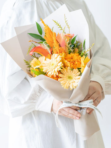 フローリストにおまかせ 季節の花束 M - オレンジ -