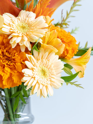 【誕生日ギフト】フローリストにおまかせ 季節の花束 M - オレンジ -