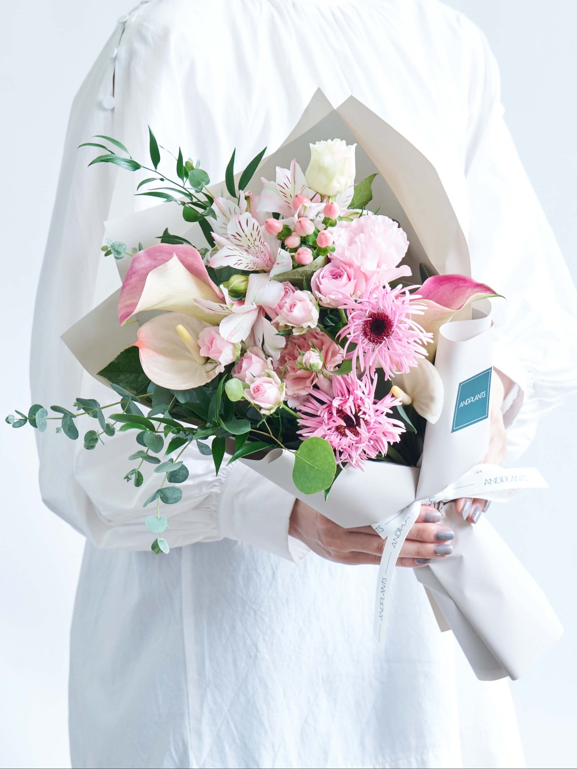 【誕生日ギフト】フローリストにおまかせ 季節の花束 M - ピンク -