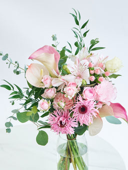 フローリストにおまかせ 季節の花束 M - ピンク -