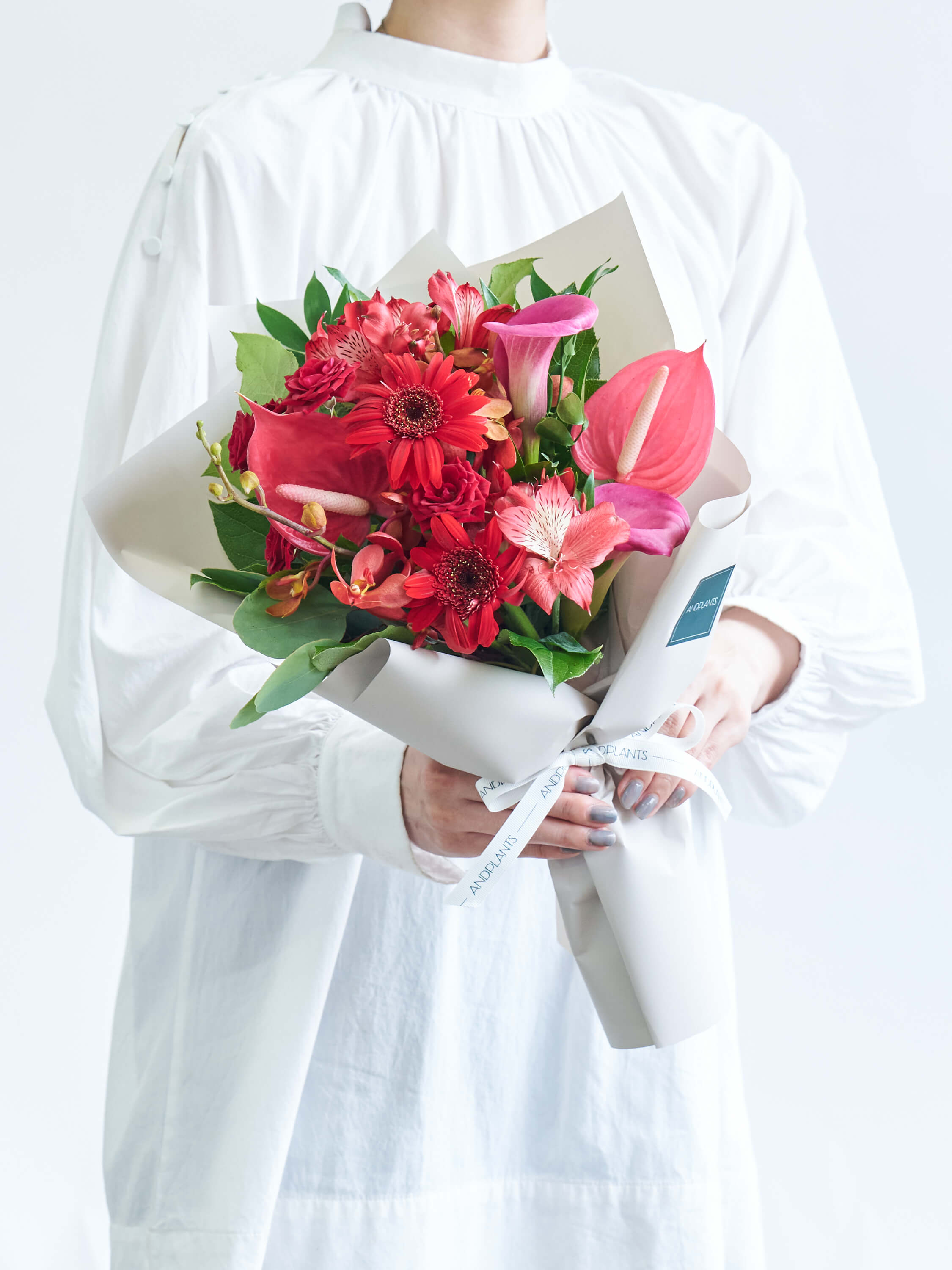 【誕生日ギフト】 フローリストにおまかせ 季節の花束 M - レッド -