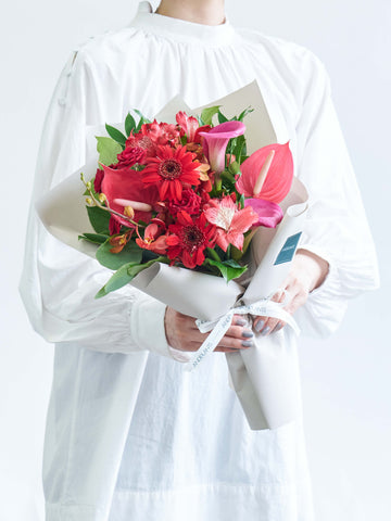 【誕生日ギフト】 フローリストにおまかせ 季節の花束 M - レッド -