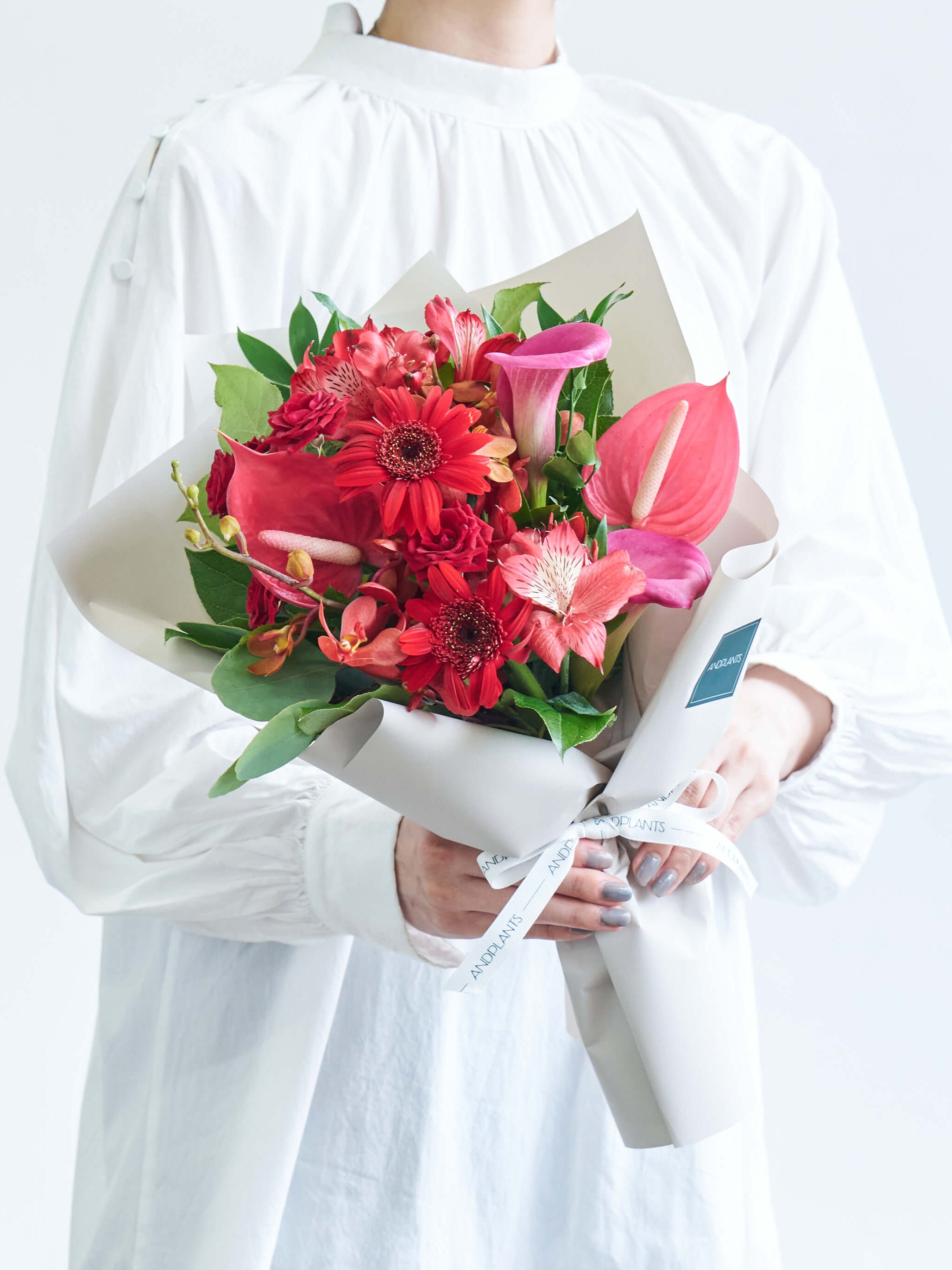 フローリストにおまかせ 季節の花束 M - レッド -