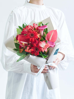 フローリストにおまかせ 季節の花束 M - レッド -