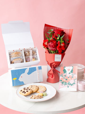 【母の日】CocoChouChou「やさしい焼き菓子 詰め合わせ」とバラの2輪ブーケのセット