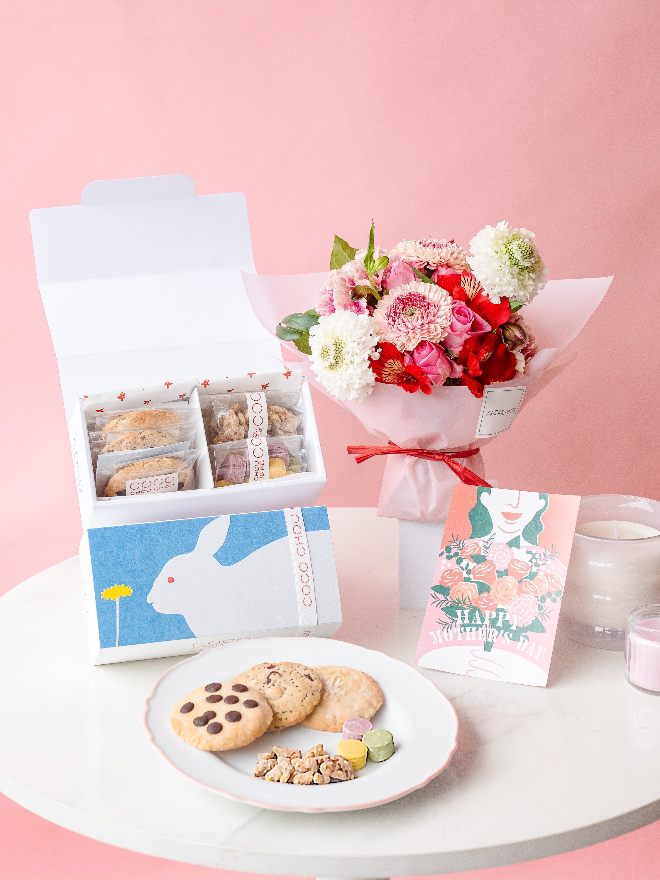 【母の日】CocoChouChou「やさしい焼き菓子 詰め合わせ」とそのまま飾れる花束のセット