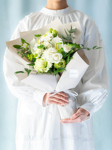 【お供え用】季節の花束 M　- ホワイト -