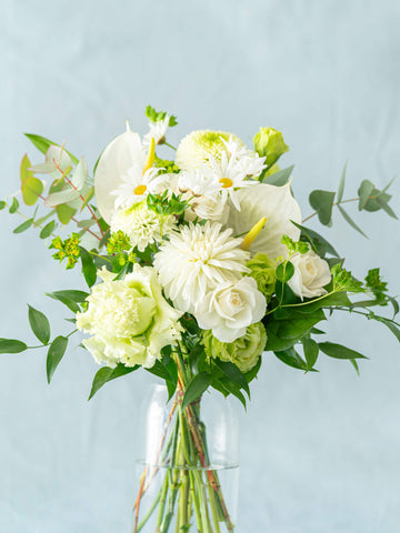 【お供え用】季節の花束 M　- ホワイト -