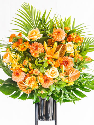 【ボリュームアップ】季節のおまかせスタンド花 1段 - オレンジ -