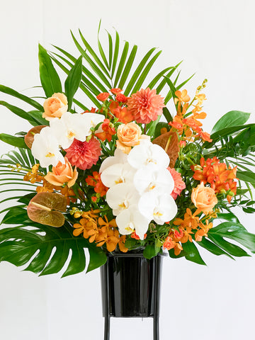 季節のおまかせスタンド花 1段 / 胡蝶蘭入り - オレンジ -