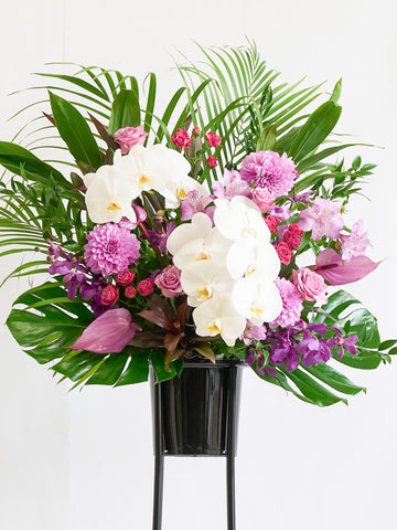 季節のおまかせスタンド花 1段 / 胡蝶蘭入り - パープル -