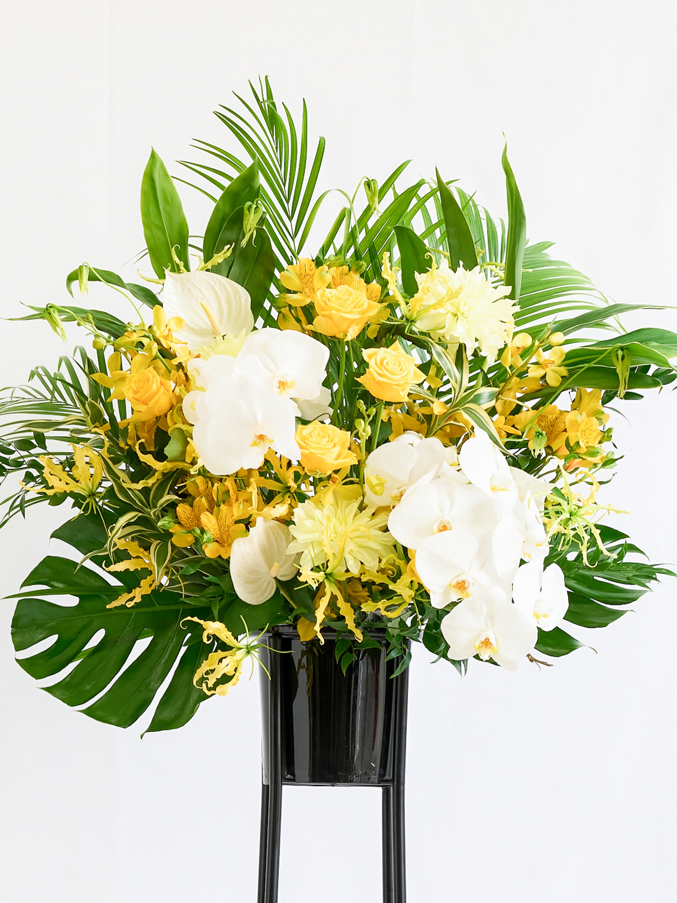 季節のおまかせスタンド花 1段 / 胡蝶蘭入り - イエロー -