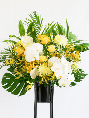 季節のおまかせスタンド花 1段 / 胡蝶蘭入り - イエロー -