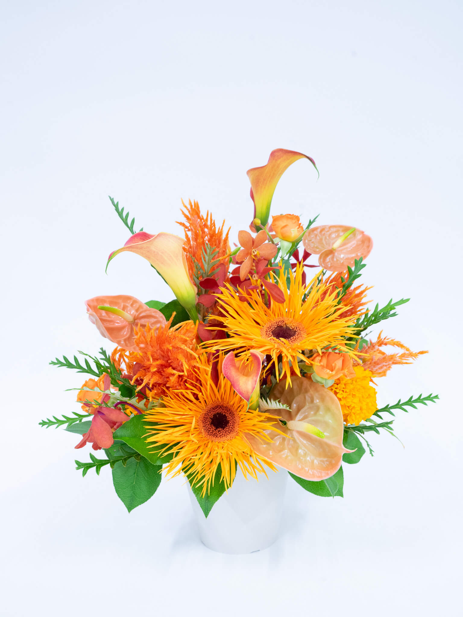 季節のおまかせ生花アレンジ M - オレンジ -