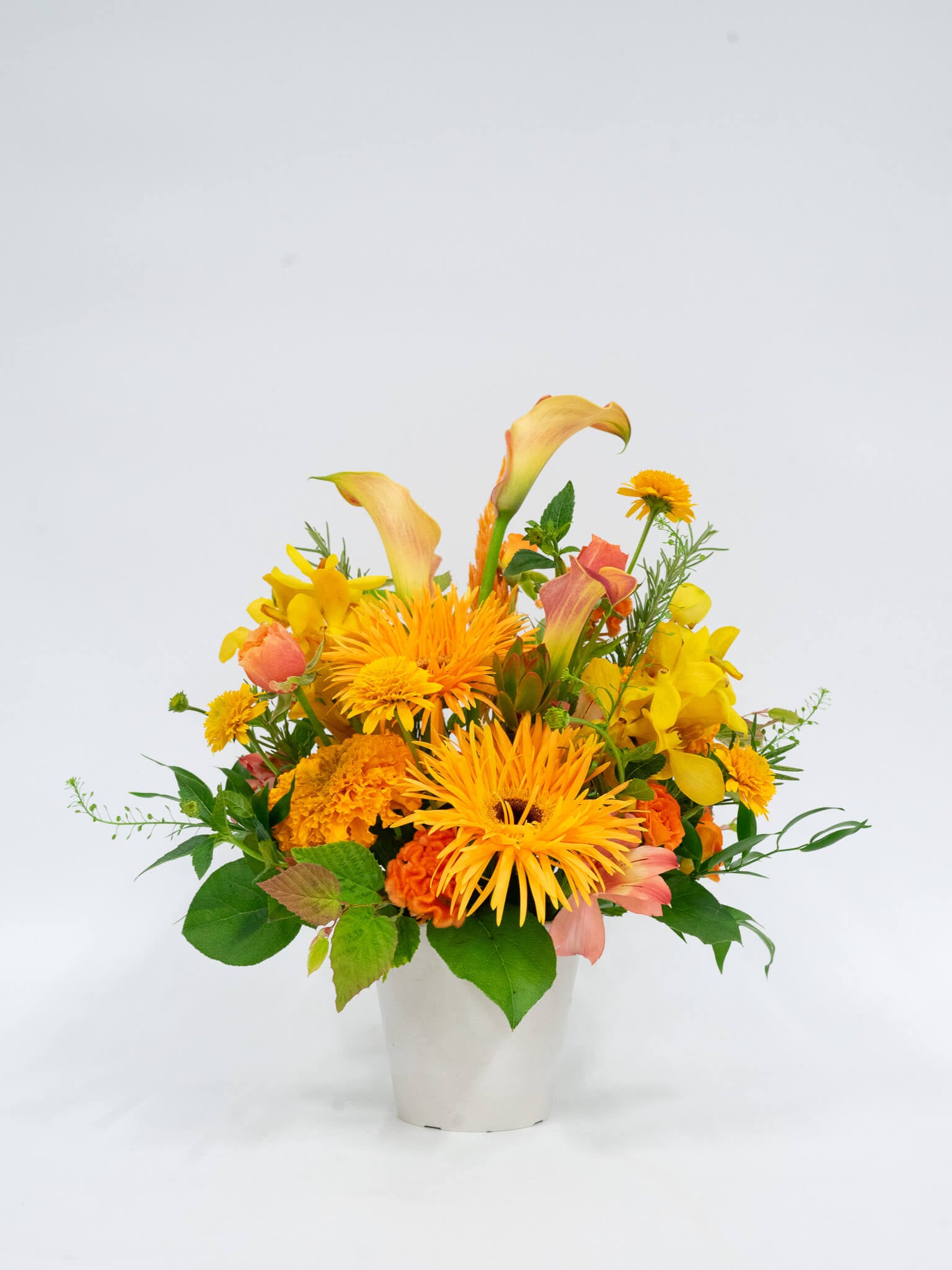 季節のおまかせ生花アレンジ M - オレンジ -