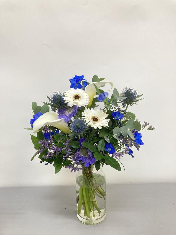 【誕生日ギフト】 フローリストにおまかせ 季節の花束 M - ブルー -