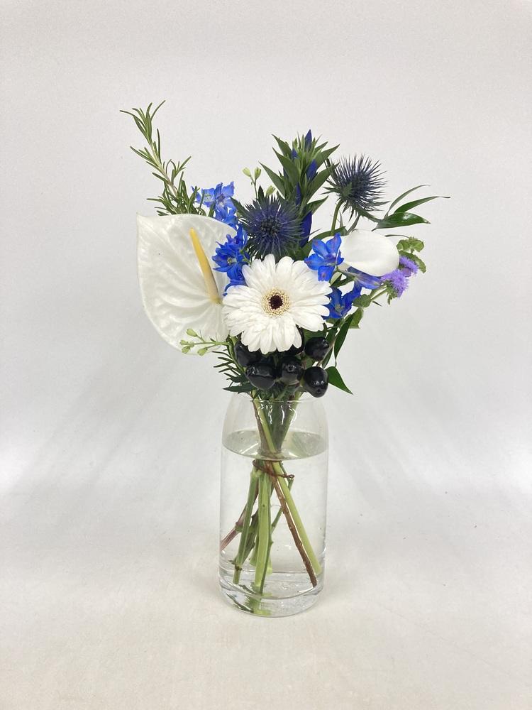 フローリストにおまかせ 季節の花束 S - ブルー -