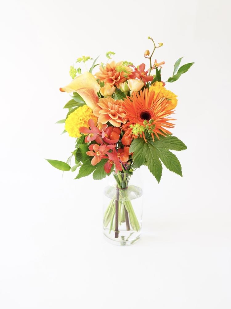 フローリストにおまかせ 季節の花束 M - オレンジ -