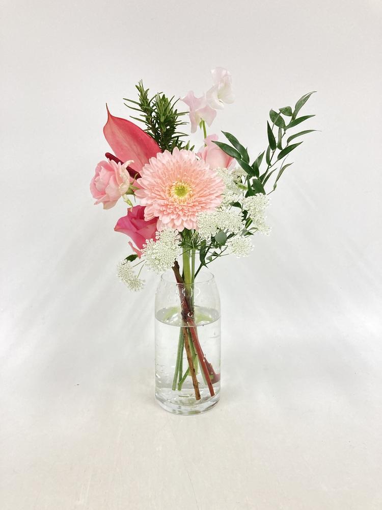 【誕生日ギフト】 フローリストにおまかせ 季節の花束 S - ピンク -