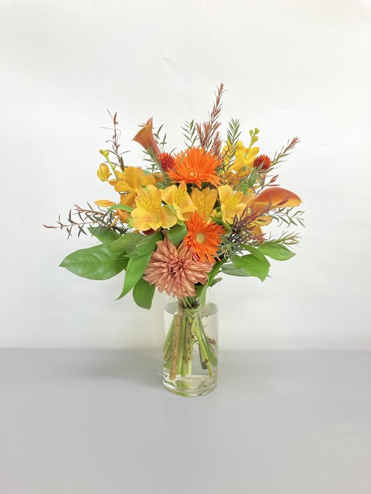 【誕生日ギフト】フローリストにおまかせ 季節の花束 M - オレンジ -