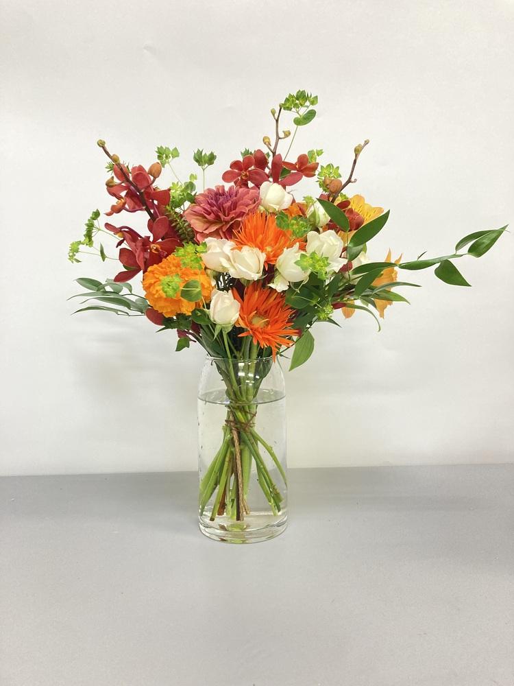 【誕生日ギフト】フローリストにおまかせ 季節の花束 M - オレンジ -