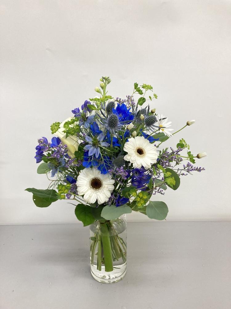 【誕生日ギフト】 フローリストにおまかせ 季節の花束 M - ブルー -