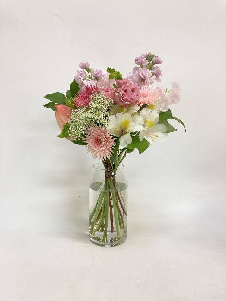 【誕生日ギフト】フローリストにおまかせ 季節の花束 M - ピンク -